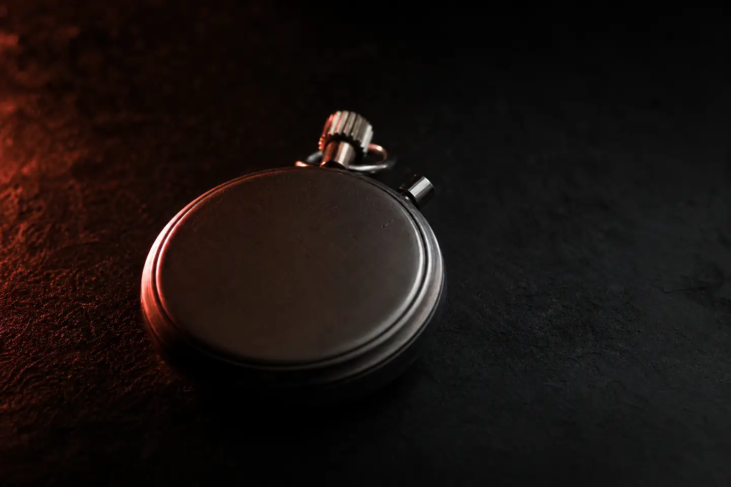 Een mechanische stopwatch op een donkere ondergrond
